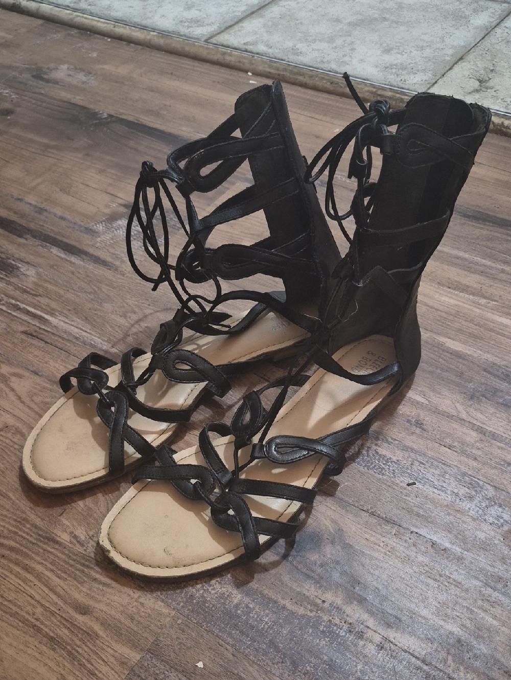 EUC Bleecker And Bond Markie Strappy Gladiator Sandal. Womens 9. Black.